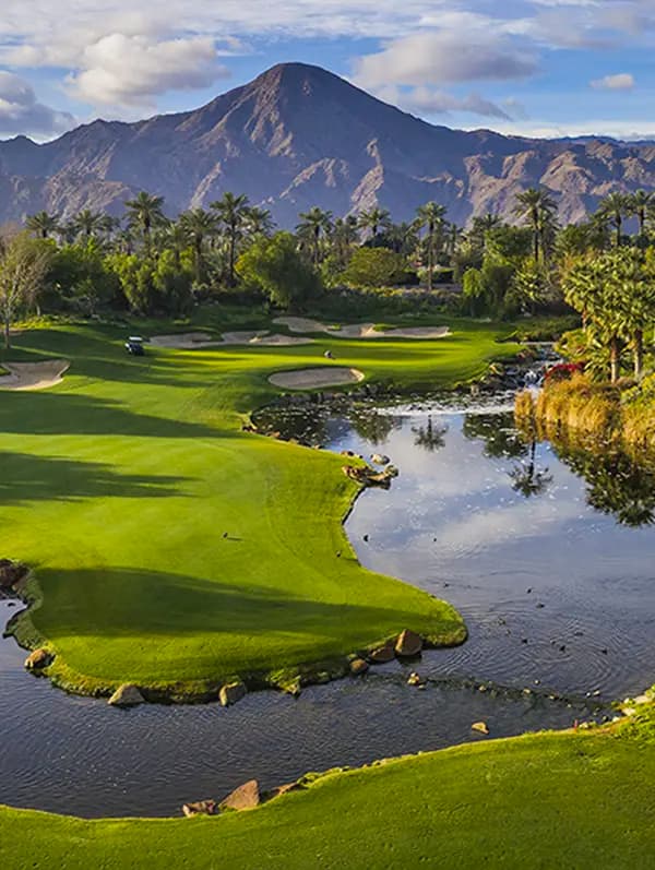 campo-de-golf-con-lago-artificial-con-montañas-de-fondo