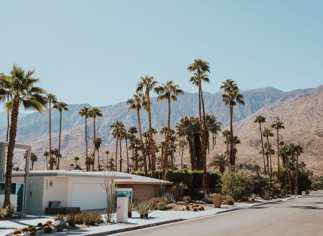 streets-of-palm-springs-with-mountains-and-palm-trees